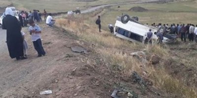 Minibüs şarampole devrildi: 21 yaralı