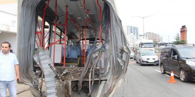 İçi yolcu dolu otobüs ikiye ayrıldı