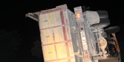 Tarım işçilerini taşıyan kamyon devrildi: 17 yaralı