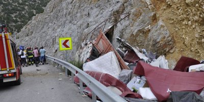 Kamyon kayalığa çarptı: 1 ölü, 1 yaralı