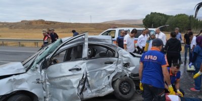 Yolcu otobüsü ile otomobil çarpıştı