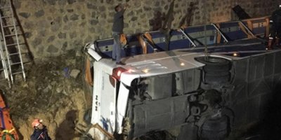 Otobüs su kanalına devrildi: 8 ölü