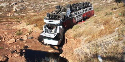 Petrol yüklü tır devrildi, faciadan dönüldü