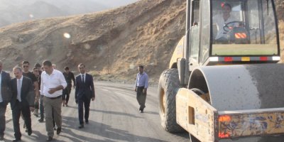 Hakkari’de yol asfaltlama çalışması