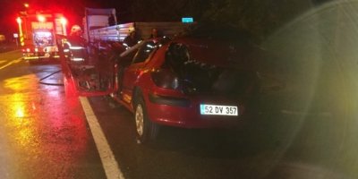 Otomobil park halindeki tıra çarptı: 2 ölü