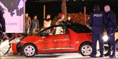 Otomobil TIR'ın altına girdi: 1 ölü 2 yaralı