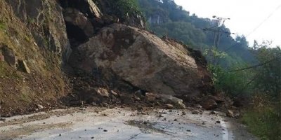 Heyelan yolu kapattı