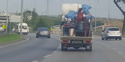 Kamyonetin kasasında tehlikeli yolculuk!