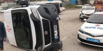 Otomobille çarpışan işçi servisi devrildi: 16 yaralı