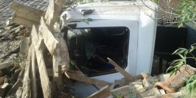 Asfalt tankeri binalara çarparak durabildi