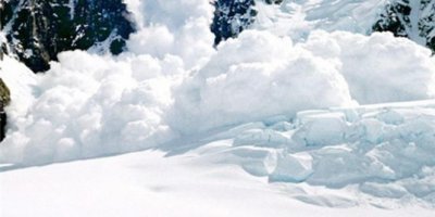 Pakistan'da 13 kişi çığ altında kaldı