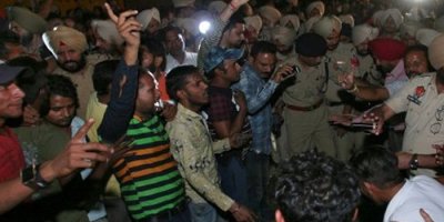 Hindistan'da tren kazası: En az 50 ölü