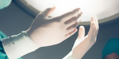 Hastalardan ameliyat eldiveni isteniyor