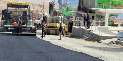 Başkale’de yol asfaltlama çalışması