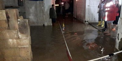 Ev ve iş yerleri sular altında kaldı