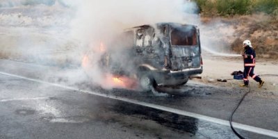 Minibüs alev aldı, sürücü son anda canını kurtardı