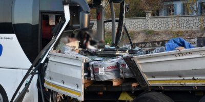 Feci kaza: 2 ölü, 27 yaralı