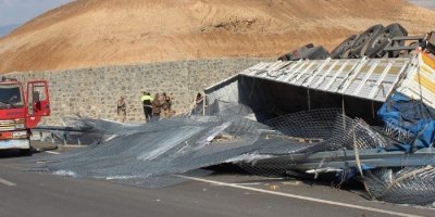 Demir yüklü kamyon devrildi: 1 ölü