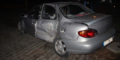 Otomobil elektrikli bisiklete ve ağaca çarptı