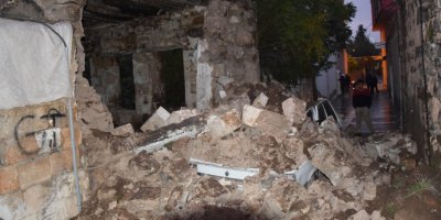 Harabe ev otomobilin üzerine yıkıldı