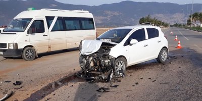 Yolcu minibüsü ile otomobil çarpıştı: 14 yaralı
