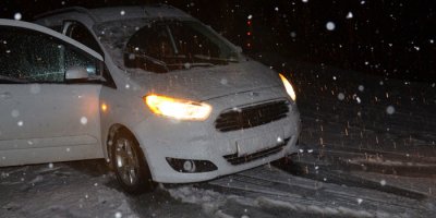 Kar ve tipi nedeniyle araçlar mahsur kaldı