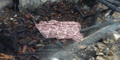 Yaşlı kadın alevler arasında can verdi