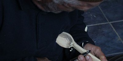 Bu köy yüzyıllardır oyun kaşığı yapıyor