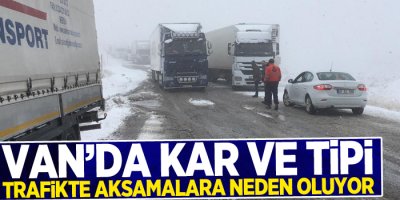 Van'da kar ve tipi trafikte aksamalara neden oluyor