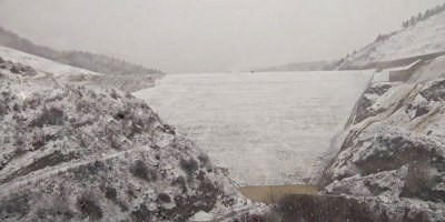 Akçay Barajı beyaza büründü