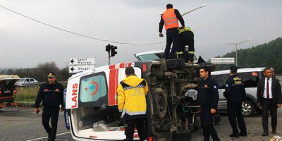 Hasta taşıyan ambulans kaza yaptı: 4 yaralı!!