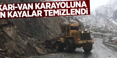 Hakkari-Van karayoluna düşen kayalar temizlendi