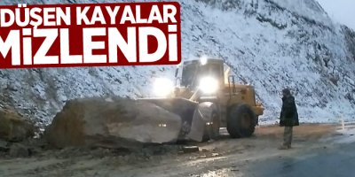 Hakkari-Van karayoluna düşen kayalar temizlendi