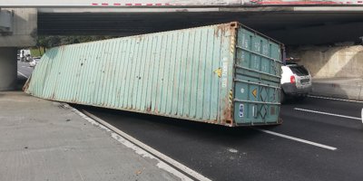 Bakırköy'de tır üst geçide takıldı!