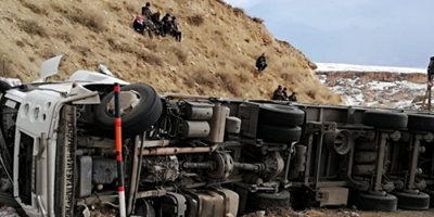 Van'da Kömür yüklü tır devrildi