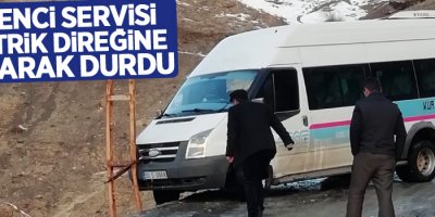 Öğrenci servisi elektrik direğine çarparak durdu