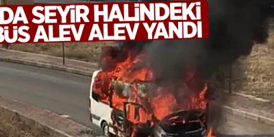 Seyir halindeki minibüs alev alev yandı