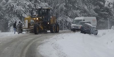 Kazdağları'nda şiddetli kar trafiği olumsuz etkiliyor