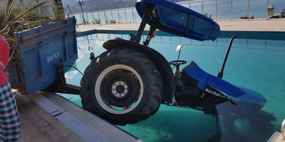 Yüzme havuzuna bu defa traktör daldı