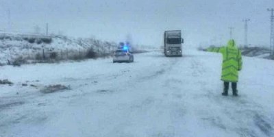 Sivas-Erzincan yolu kapandı!