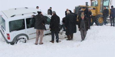 Karda kayan araç yoldan çıktı