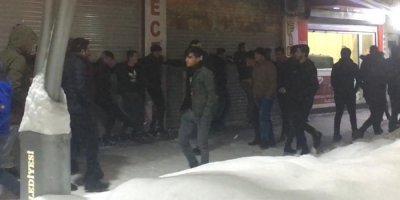 Hakkari’de gençler yeni yıla halay çekerek girdi