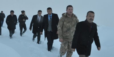 Kendüzler, karla kaplı yolu 5 saatte yürüdü