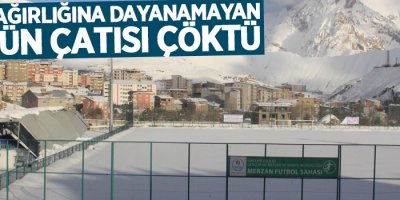Karın ağırlığına dayanamayan tribün çatısı çöktü
