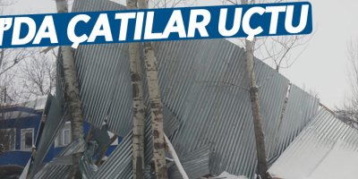 Şiddetli rüzgar çatıları uçurdu