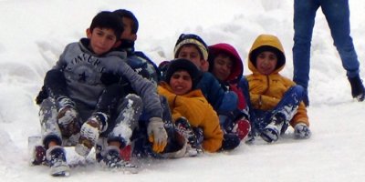 Hakkarili çocukların kayak keyfi