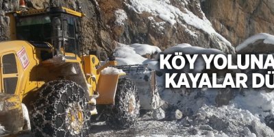 Köy yoluna dev kayalar düştü