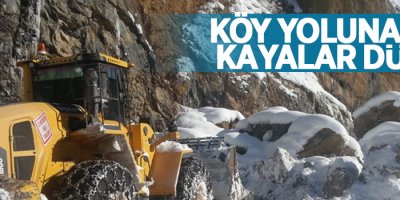 Köy yoluna dev kayalar düştü