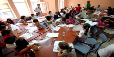 Çocuklar üniversitede resim yapıyor