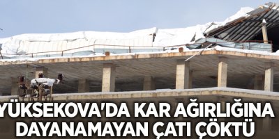 Yüksekova'da kar ağırlığına dayanamayan çatı çöktü